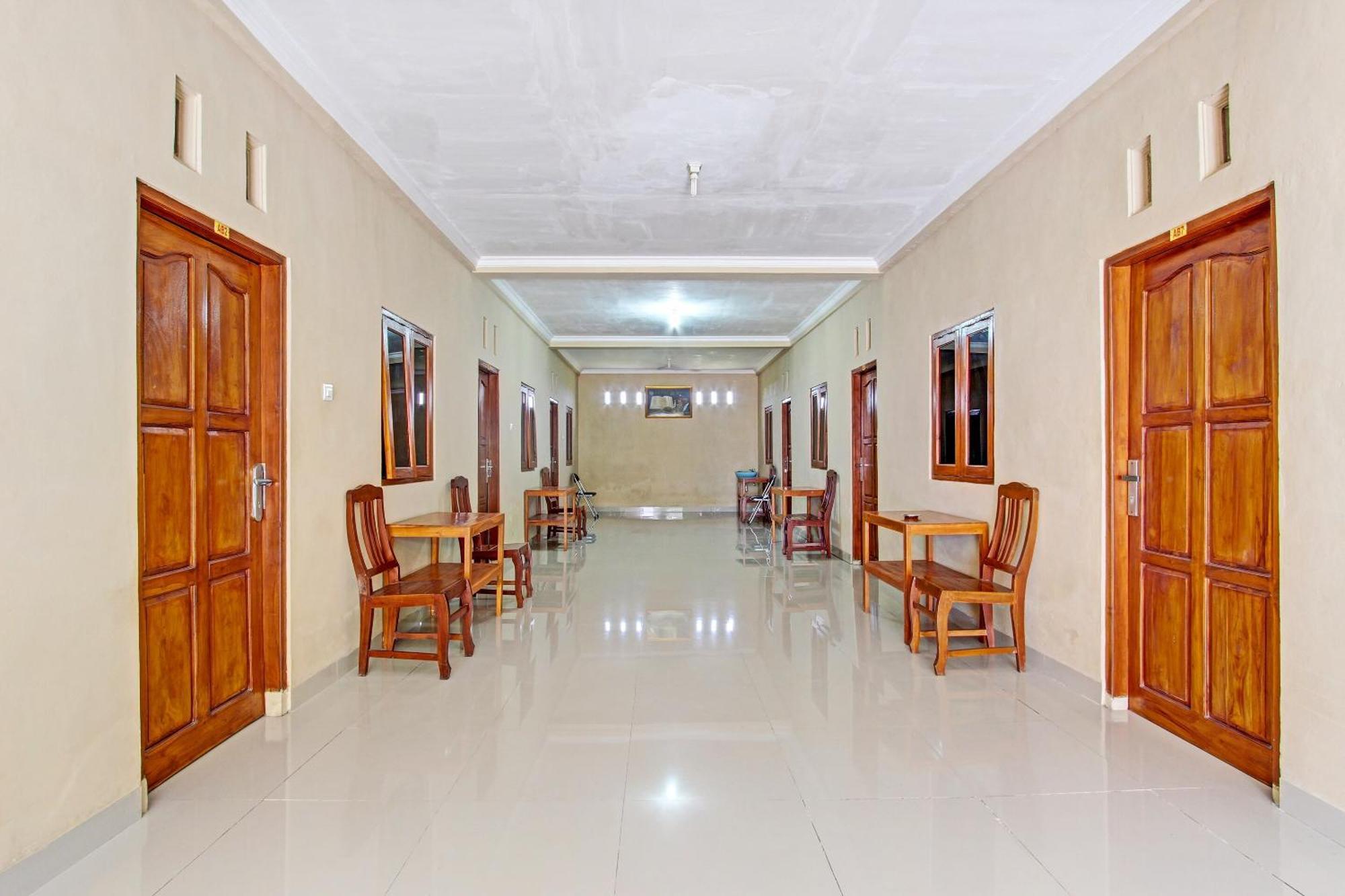 Oyo 91353 Hotel Surya Andesa Klaten Kültér fotó