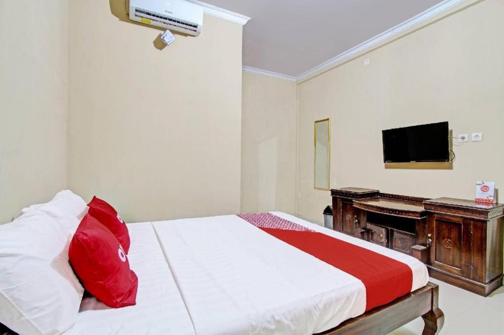 Oyo 91353 Hotel Surya Andesa Klaten Kültér fotó
