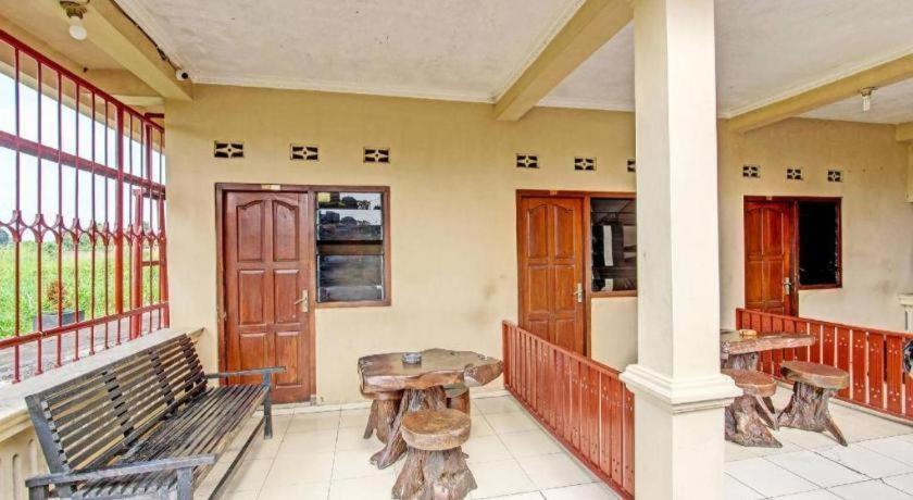 Oyo 91353 Hotel Surya Andesa Klaten Kültér fotó