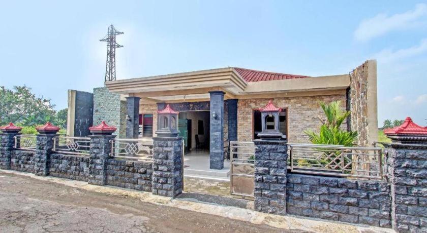 Oyo 91353 Hotel Surya Andesa Klaten Kültér fotó